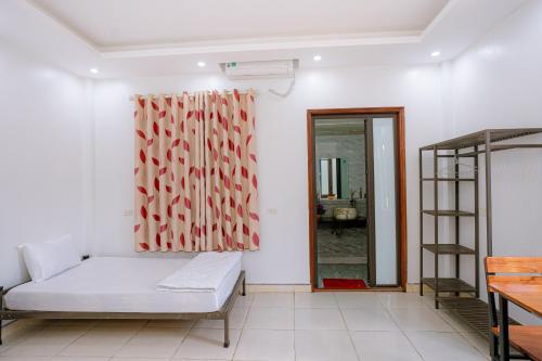 a living room with a bed and a window at Tam Coc Moon Homestay in Vũ Lâm