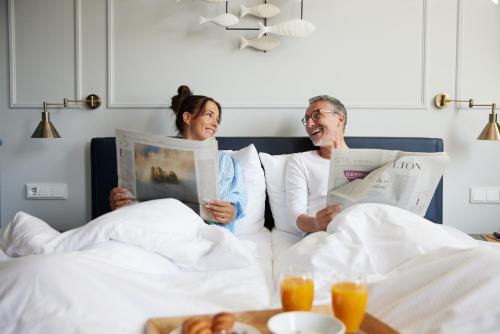 Ein Bett oder Betten in einem Zimmer der Unterkunft SEETELHOTEL Pommerscher Hof das Wellnesshotel im Herzen der Kaiserbäder mit direktem Zugang zur Wellnessoase Shehrazade