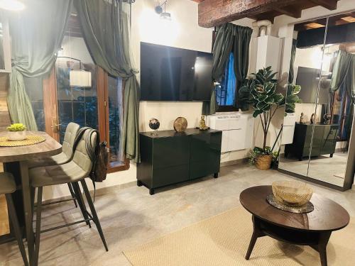 een woonkamer met een tafel en wat stoelen bij Veba Ferrara Antica in Ferrara