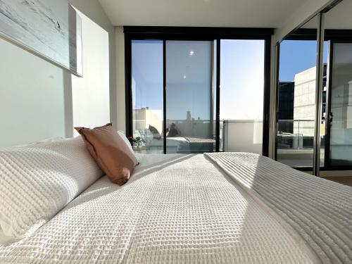 Ένα ή περισσότερα κρεβάτια σε δωμάτιο στο The ART Sub-Penthouse with Stunning Views