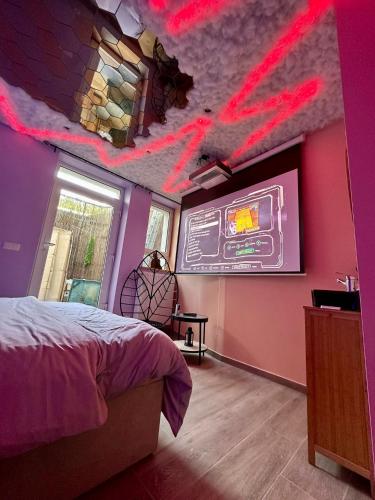 a bedroom with a bed and a chalkboard on the ceiling at Capsule Nuage Jacuzzi Sauna in Fontaine-lʼÉvêque