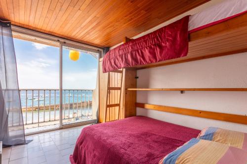 - une chambre avec 2 lits superposés et une grande fenêtre dans l'établissement Porte Rouge 5, au Pradet