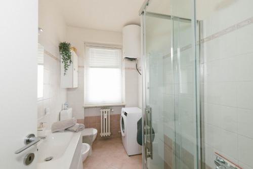 Un baño con ducha, inodoro y lavabo. en The Peak - Mountain View Aosta - With Private Parking!, en Aosta