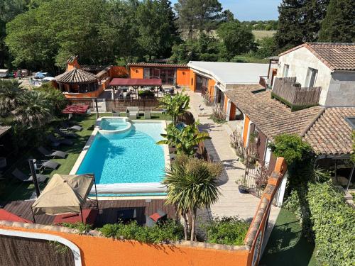 une vue aérienne d'un complexe avec piscine dans l'établissement Les Terrasses, à Lavérune
