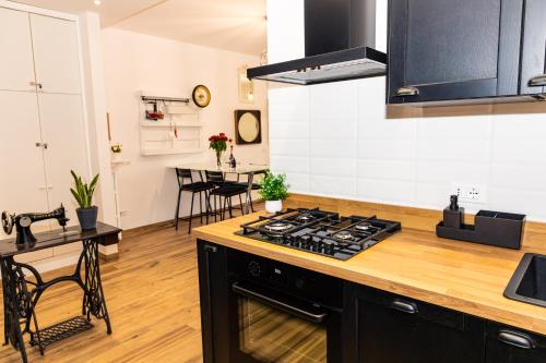 a kitchen with a stove top oven next to a table at Casa Vacanza Via Roma in Iseo