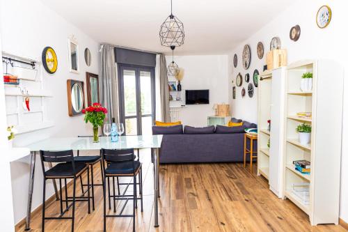 a kitchen and living room with a table and chairs at Casa Vacanza Via Roma in Iseo