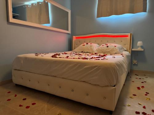 - une chambre avec un lit et des roses au sol dans l'établissement Linstant étoilé SPA Dijon centre, à Dijon