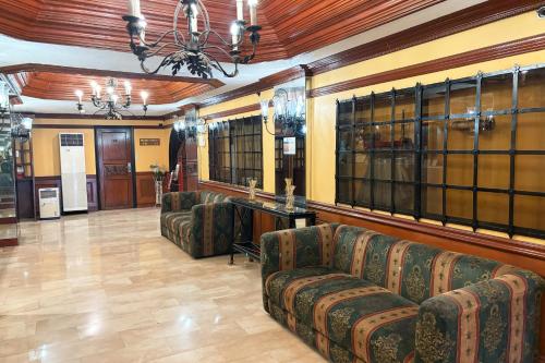 Ruang duduk di Camelot Hotel Quezon City powered by Cocotel