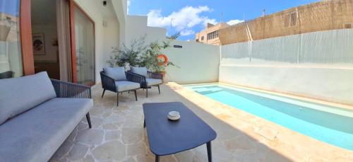 Foto Elegant Retreat with Private Pool & Parking 1
