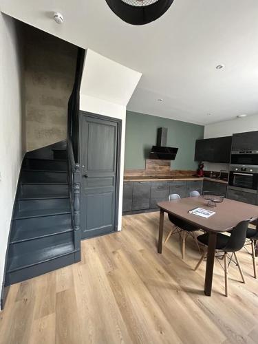 une salle à manger avec une table et une cuisine dans l'établissement Maison de charme face au Château de Langeais, à Langeais