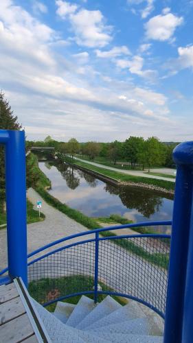 d'un balcon avec vue sur la rivière. dans l'établissement Chambre Canal - Maison du canal, à Fégréac