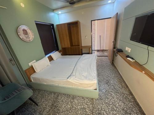 a small bedroom with a bed in a room at Hotel Dwarkadhish in Khātu