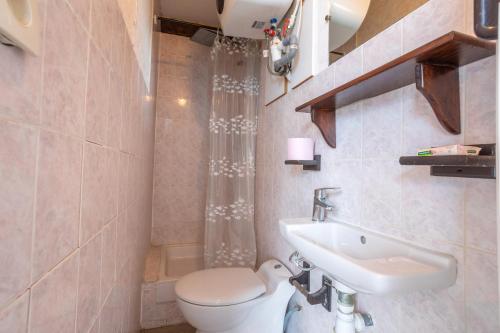 une salle de bains avec toilettes et lavabo dans l'établissement Les Jeux de Boules 6, au Pradet