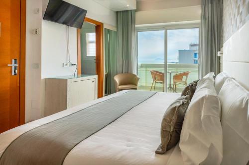 A bed or beds in a room at Club Hotel