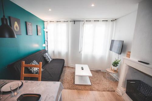 un salon avec un canapé et une cheminée dans l'établissement Studio moderne tout équipé au pied des monuments, au Puy-en-Velay