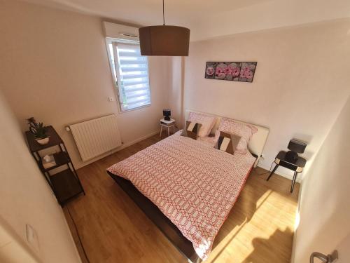 une chambre avec un lit et une fenêtre. dans l'établissement Appartement avec terrasse proche plage Sillon, à Saint-Malo