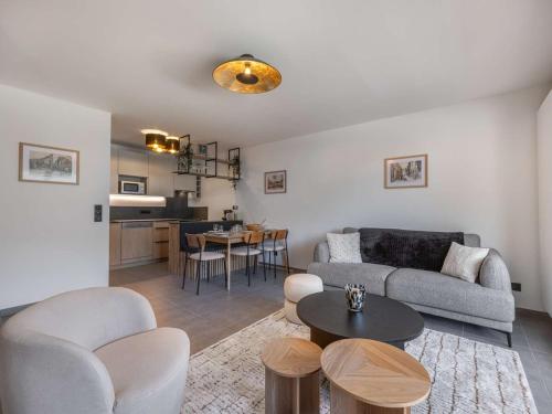 un salon avec un canapé et une table dans l'établissement Apt Art Mony 107 - BO Immobilier - Chatel, à Châtel
