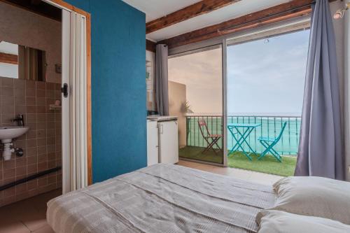 ein Schlafzimmer mit Bett und Meerblick in der Unterkunft Jeux de boules 3 in Le Pradet