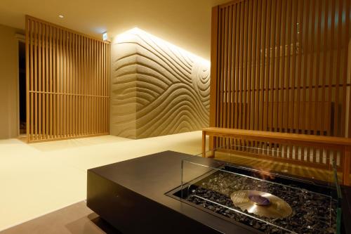 a room with a aquarium with a bowl on a table at YuhigauraOnsen Umi no Hana in Kyotango