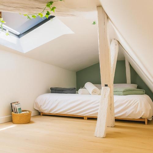 une chambre avec deux lits dans un grenier dans l'établissement Studio Cosy ambiance Tiny House, à Angers