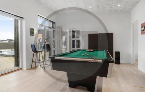 Τραπέζι μπιλιάρδου στο Amazing Home In Ebeltoft With Sauna