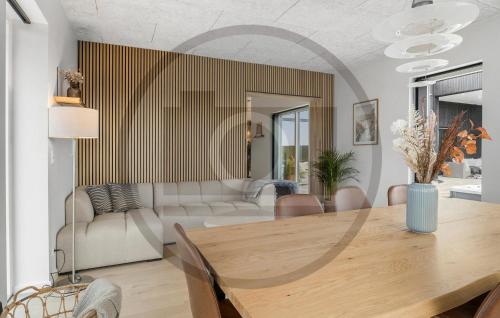 Χώρος καθιστικού στο Amazing Home In Ebeltoft With Sauna