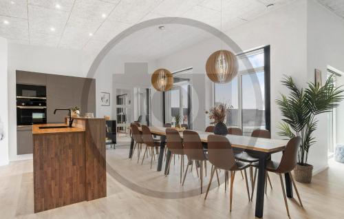 Η κουζίνα ή μικρή κουζίνα στο Amazing Home In Ebeltoft With Sauna