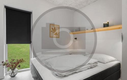 Ένα μπάνιο στο Amazing Home In Ebeltoft With Sauna