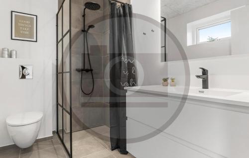 Ένα μπάνιο στο Amazing Home In Ebeltoft With Sauna