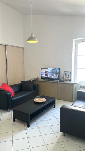 un salon avec un canapé et une table basse dans l'établissement FLCbm - St Charles - 3 Rooms - Neuf, à Marseille