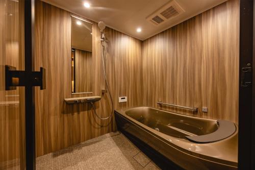 坂井市にあるAuberge S'Amuser - Vacation STAY 96470vの木製の壁の浴室にある浴槽