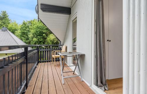 una casa con balcón con mesa y sillas en Amazing Home In Kirchheim With Sauna, en Kirchheim