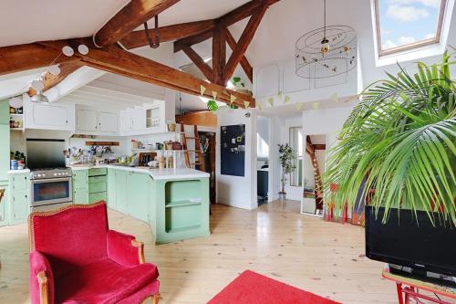 Large, bright apartment