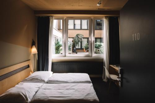 una camera con un letto di fronte a una finestra di Superbude Hamburg St Georg ad Amburgo