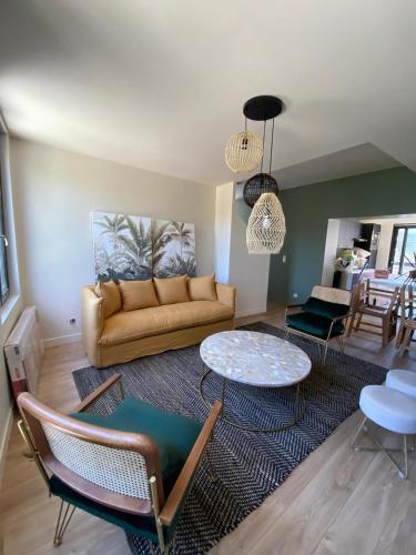 un salon avec un canapé et une table dans l'établissement Le Clos de St Val 3, à Saint-Valery-sur-Somme