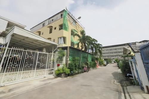 a street in a city with a building at Sukhum Mega Bangna Guest House in Ban Khlong Thewa