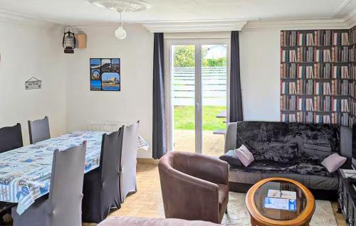 un salon avec une table et un canapé dans l'établissement Cozy Home In Plouguerneau With Wifi, à Plouguerneau