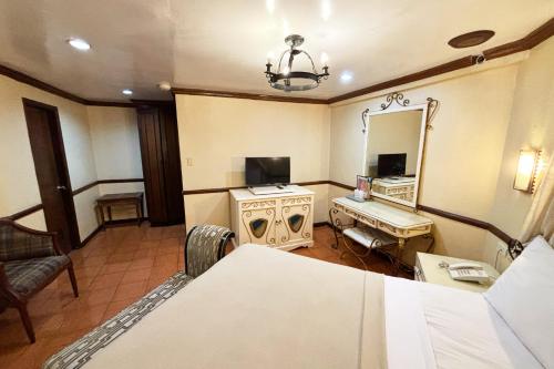Televisyen dan/atau pusat hiburan di Camelot Hotel Quezon City powered by Cocotel