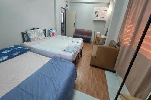 Postel nebo postele na pokoji v ubytování Sukhum Mega Bangna Guest House