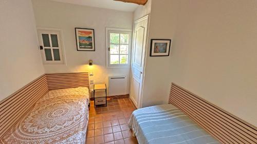 une chambre avec un lit et une fenêtre dans l'établissement Les Bastides de Pan Cuet, à Sainte-Maxime