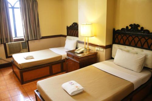 Katil atau katil-katil dalam bilik di Camelot Hotel Quezon City powered by Cocotel