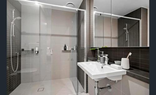 Ένα μπάνιο στο The ART Sub-Penthouse with Stunning Views