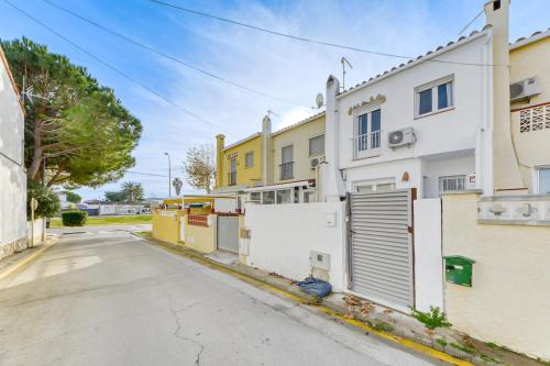 an empty street in front of a white building at Casa con piscina privada y comunitaria in Empuriabrava