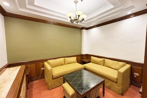 Ruang duduk di Camelot Hotel Quezon City powered by Cocotel