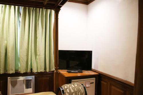 Televisyen dan/atau pusat hiburan di Camelot Hotel Quezon City powered by Cocotel