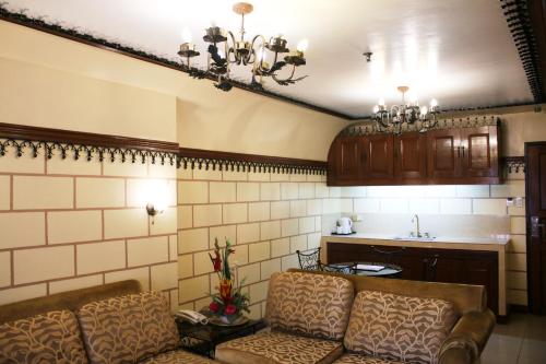 Dapur atau dapur kecil di Camelot Hotel Quezon City powered by Cocotel