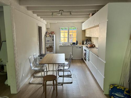 a kitchen with a table and chairs in a room at Maison familiale entre océan, golf & forêt in Anglet