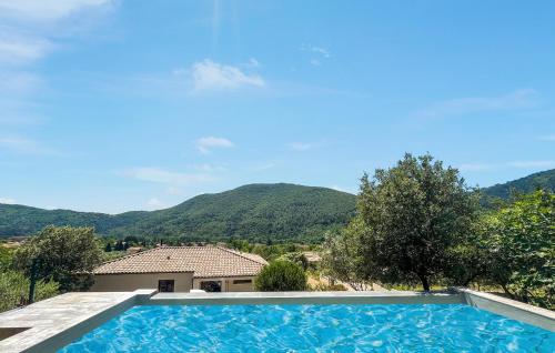 une villa avec une piscine et des montagnes en arrière-plan dans l'établissement Gorgeous Home In St-Florent-Sur-Auzonne, à Saint-Florent-sur-Auzonnet