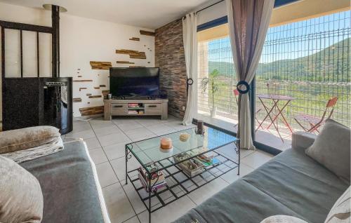 un salon avec un canapé et une télévision dans l'établissement Gorgeous Home In St-Florent-Sur-Auzonne, à Saint-Florent-sur-Auzonnet
