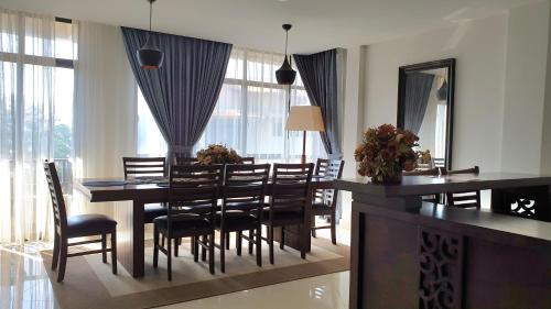 Ruang duduk di Samsuria Beach Suite Apartments